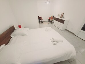 5 slaapkamers, een bureau, een strijkplank/strijkijzer, reisbedje