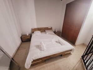 5 Schlafzimmer, Schreibtisch, Bügeleisen/Bügelbrett, Reisekinderbett