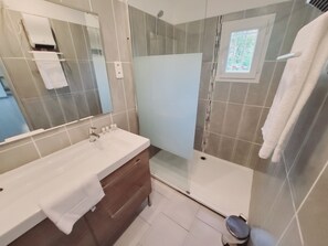 Een douche, handdoeken, zeep