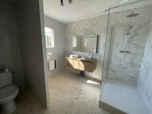 Douche, serviettes fournies, savon