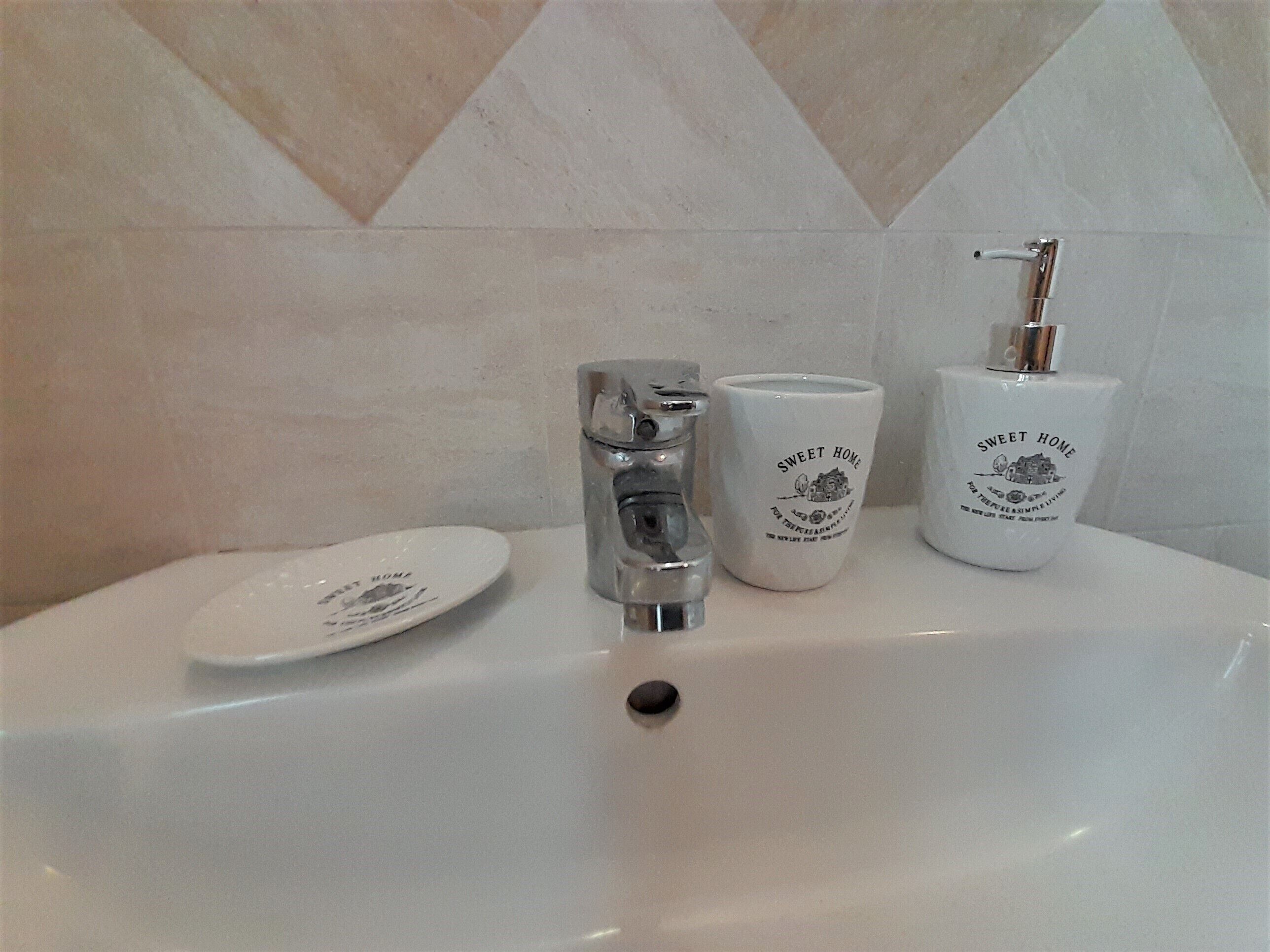 Een douche, een haardroger, pantoffels, een bidet