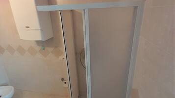 Doccia, asciugacapelli, pantofole, bidet