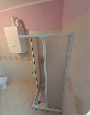 Shower, hair dryer, slippers, bidet - Accommodation in the heart of Monferrato, an Unesco heritage site (Calliano)