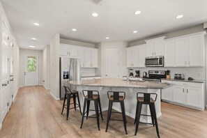 Réfrigérateur, four à micro-ondes, un four, surface de cuisson