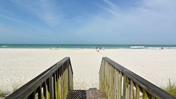 Sur la plage, chaise longue, serviettes de plage
