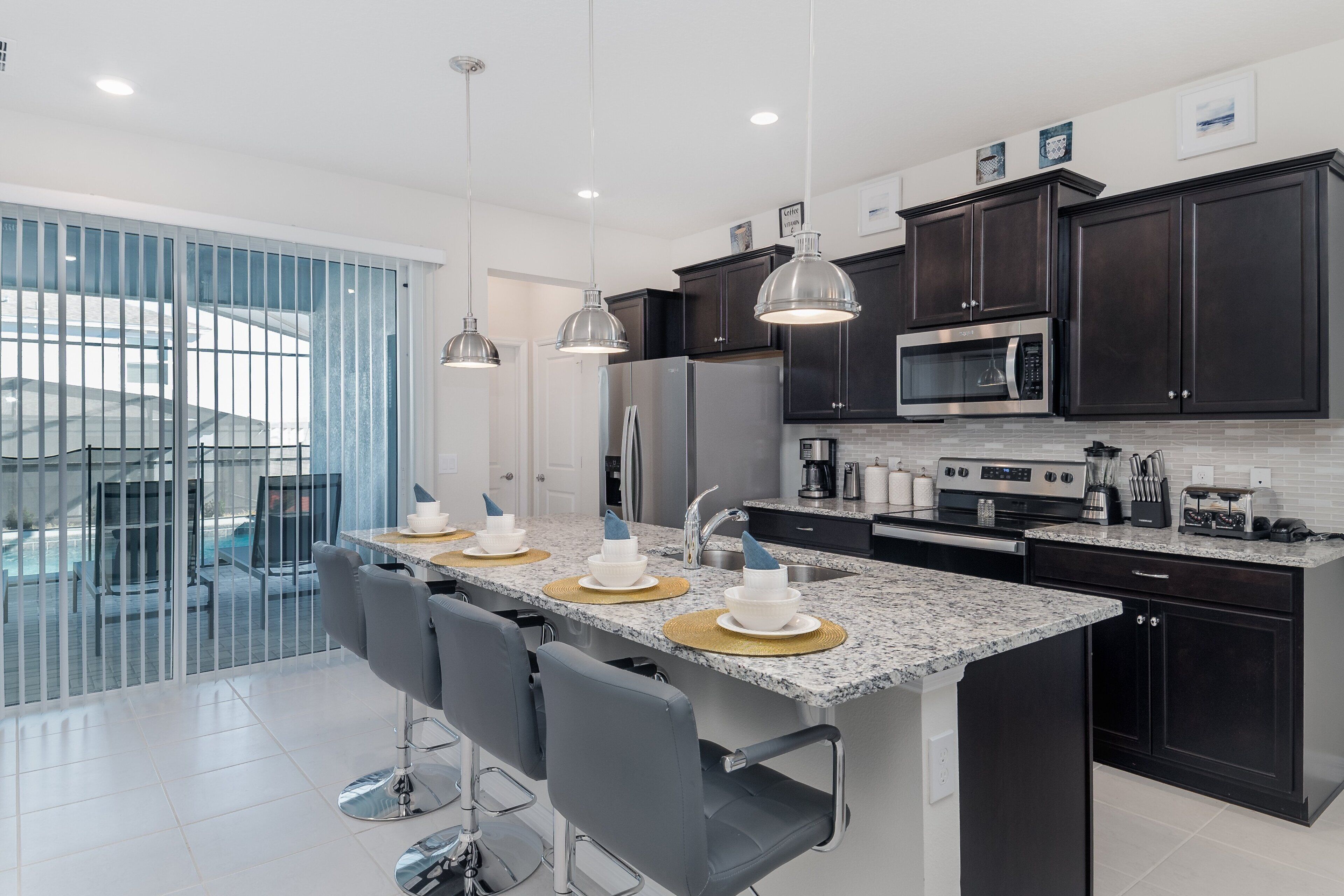 冷蔵庫、電子レンジ、オーブン、コンロ