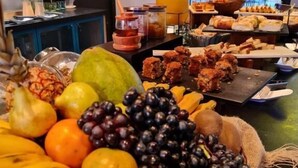 Un buffet proposant des fruits, des légumes et divers plats.