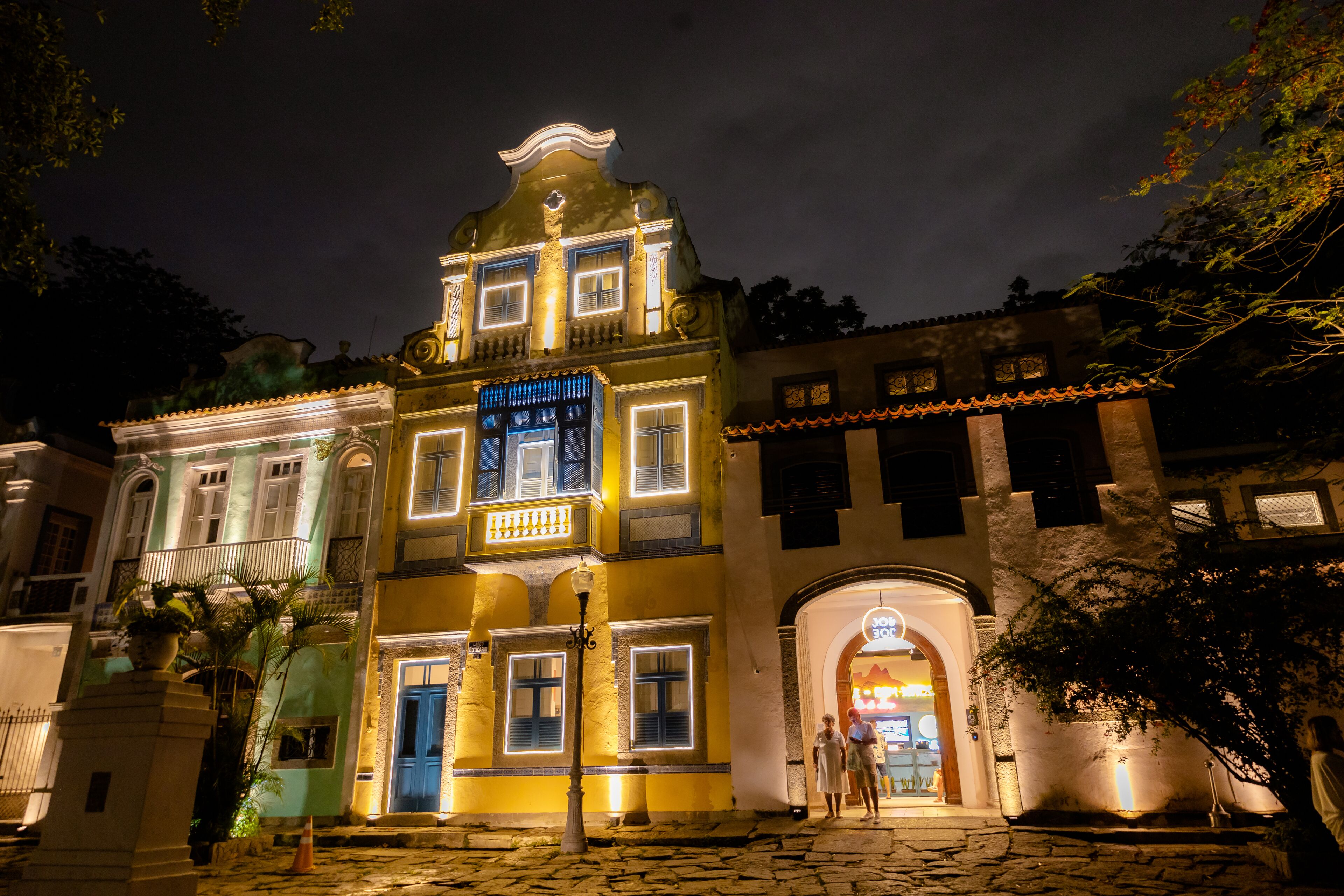 住宿正面 - 傍晚/夜晚