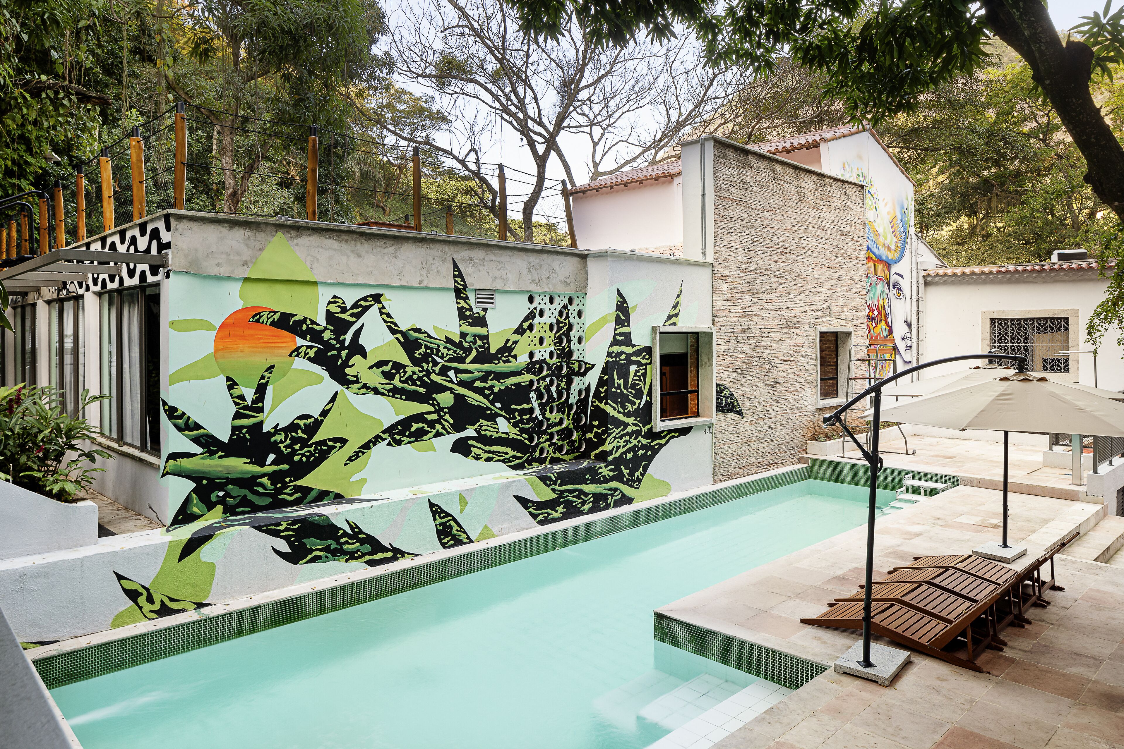 室外游泳池，日光浴躺椅