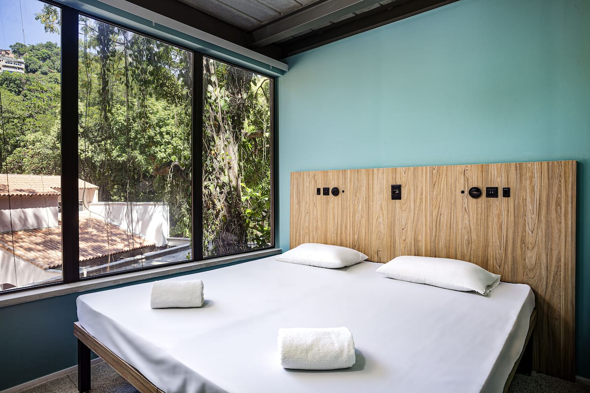 Soundproofing, free WiFi, bed sheets