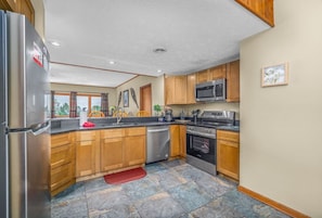 Fridge, microwave, oven, stovetop - Condo in the Smokies! 2 miles to Gatlinburg 5 Beds (Gatlinburg)