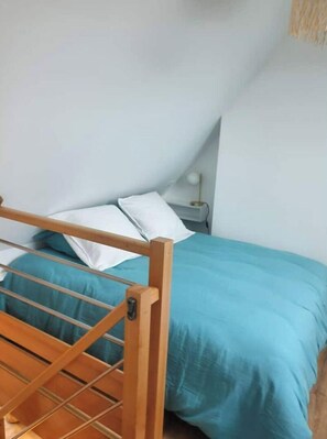 2 bedrooms, travel crib, free WiFi, bed sheets