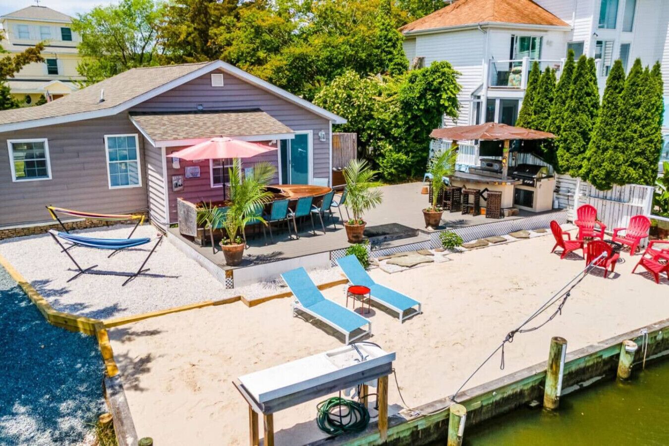 Una casa con patio, mobiliario exterior y piscina.
