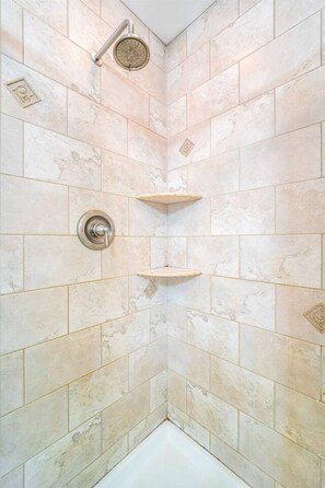 Baignoire, sèche-cheveux, savon, shampoing