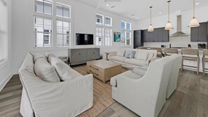 TV, offices - 8 BR 6 BA + Pool & Hot Tub + Pickleball Fun (Okaloosa Island)