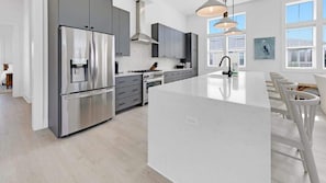 Geladeira, micro-ondas, fogão, cooktop
