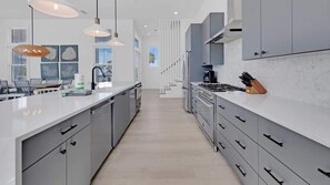 Geladeira, micro-ondas, fogão, cooktop