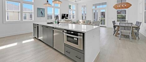 Geladeira, micro-ondas, fogão, cooktop