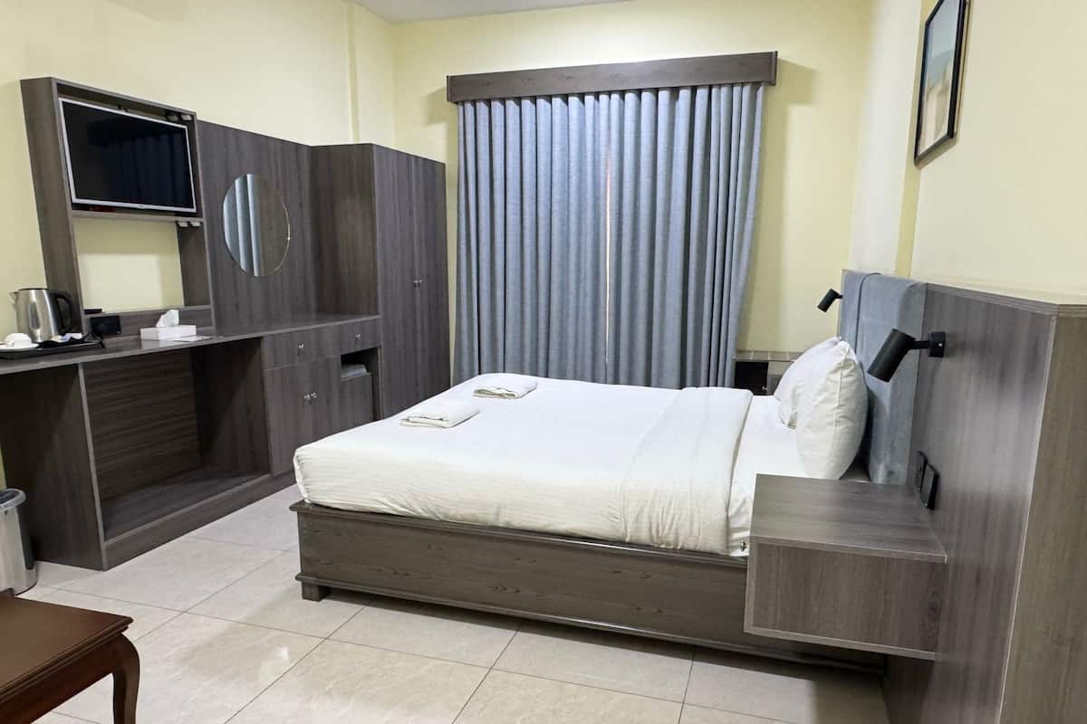 Deluxe Room, 1 King Bed | Desk, soundproofing, iron/ironing board (on request), WiFi (free)