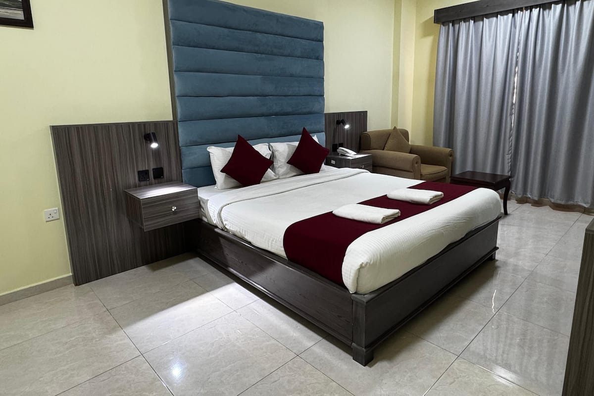 Standard Room, 1 King Bed | Desk, soundproofing, iron/ironing board (on request), WiFi (free)