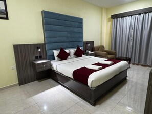 Standard Room, 1 King Bed | Individually furnished, desk, soundproofing, iron/ironing board