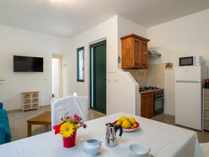 Refrigerador, microondas, horno y cafetera y tetera 