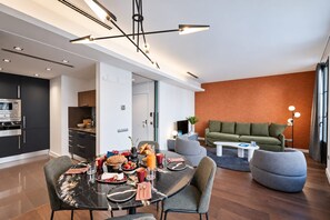 Een moderne woonruimte met een eethoek, keuken en zithoek.