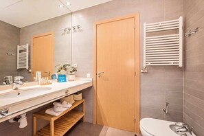 Combined shower/bathtub, hair dryer, bidet, towels