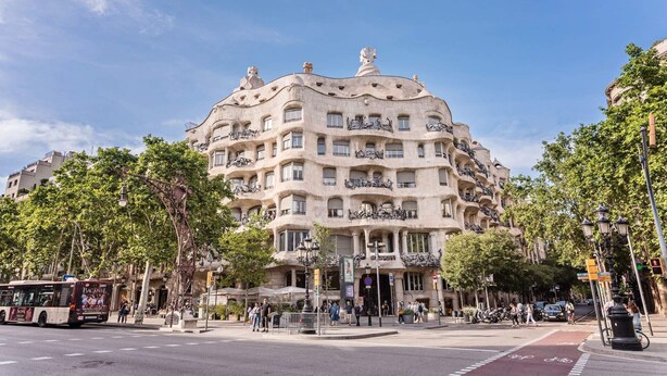 Un edificio con un estilo arquitectónico singular, con balcones y una entrada central.
