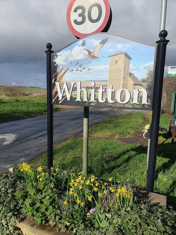 Property grounds - Entire Detached Cottage in Stunning Rural Village (Whitton)