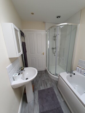 Bathtub, hair dryer, towels, soap - Entire Detached Cottage in Stunning Rural Village (Whitton)