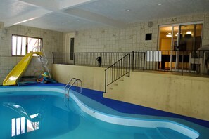 Una piscina cubierta, una piscina climatizada