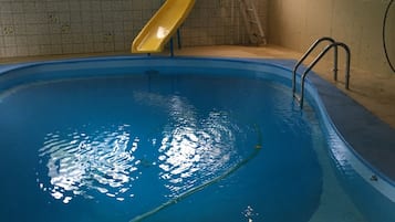 Una piscina cubierta, una piscina climatizada