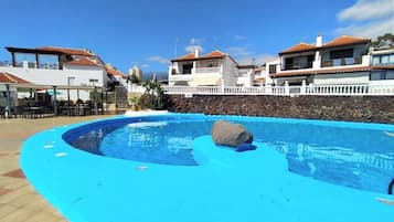 Een verwarmd zwembad