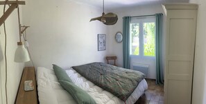 4 bedrooms, iron/ironing board, travel crib, free WiFi