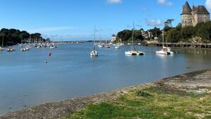 A harbor with boats, a castle, and a clear sky. - Maison Proche de la Plage (Pornic)
