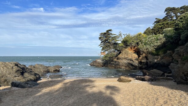 A beach with rocky outcrops and a clear view of the ocean. - Maison Proche de la Plage (Pornic)