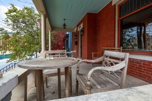 Outdoor dining - Historic Mansion in Heart of Downtown Lexington (Lexington)