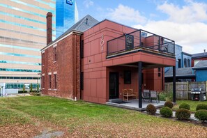 Exterior - Historic Mansion in Heart of Downtown Lexington (Lexington)