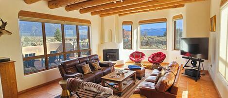 TV connectée, cheminée, livres