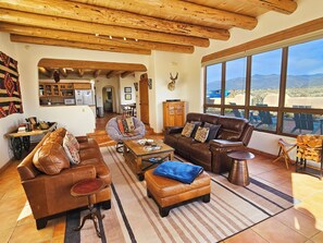 Smart-TV, peis og bøker