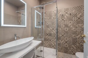 Superior Double Room, 1 Bedroom | Bathroom | Shower, bidet, towels