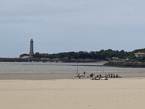 بالقرب من الشاطئ