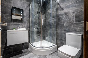 Appartamento | Bagno | Set di cortesia gratuito, asciugacapelli, asciugamani, sapone