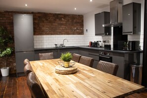 Private kitchen - UStay 27 Stanley Street Party Apartments (Liverpool)