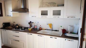 Kühlschrank, Ofen, Herdplatte, Wasserkocher mit Kaffee-/Teezubehör