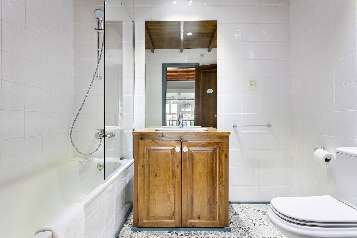 Bathtub, hair dryer, towels