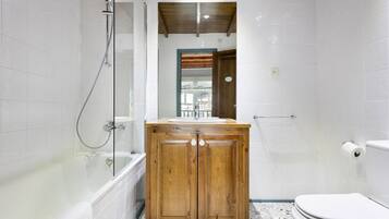 Bathtub, hair dryer, towels