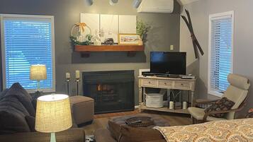 Una Smart TV, una chimenea