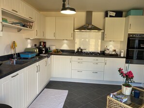 House, Multiple Beds | Private kitchen | Fridge, microwave, oven, stovetop - Charming 4-bed House in Grantham (Grantham)